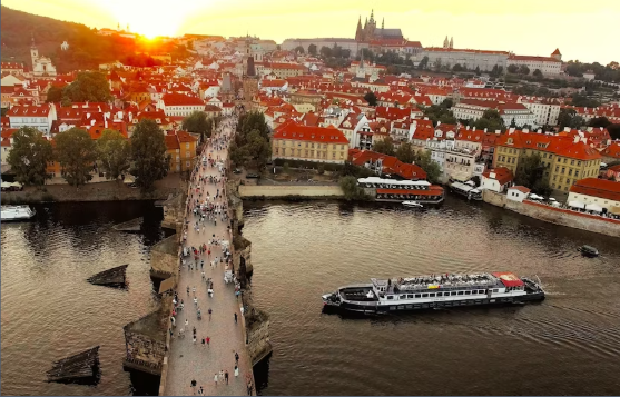 Prague evening cruise with buffet-style dinner - Image 2